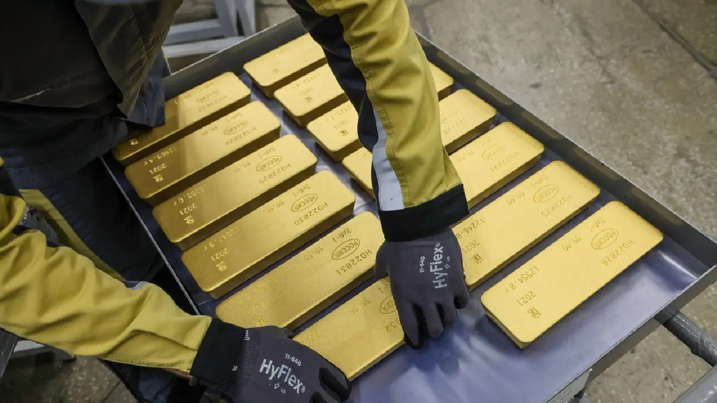 Gold edges lower as investors weigh virus risks to global growth