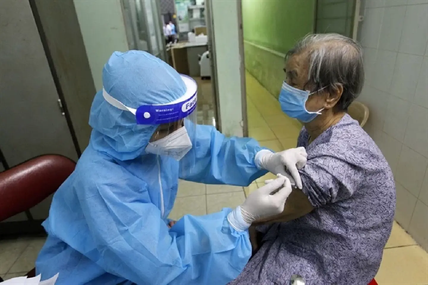 HCM CITY to offer COVID-19 booster shots from December 10