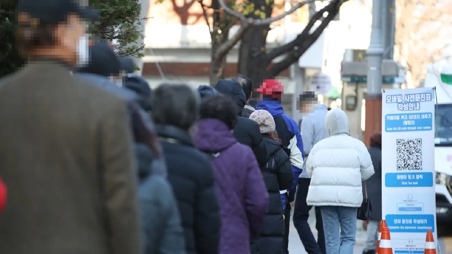 Korea puts reopening plans into reverse as cases soar, omicron spreads Korea puts reopening plans into reverse as cases soar, omicron spreads