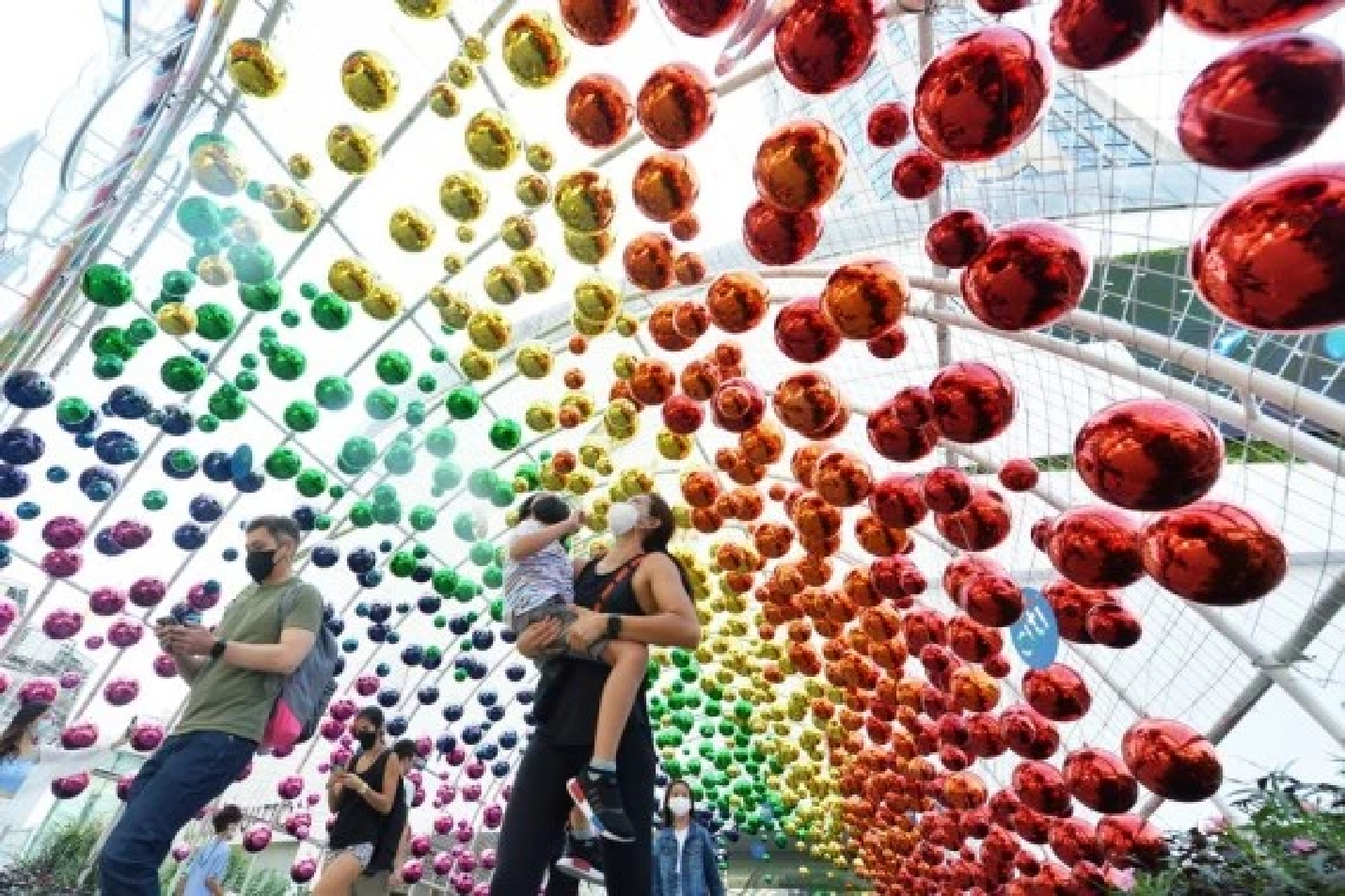 Shopping malls in Bangkok spruced up for Christmas shopping season
