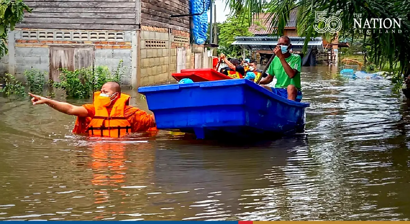 Nakhon Si Thammarat monk wades through chest-high floods to deliver survival kits to his flock Nakhon Si Thammarat monk wades through chest-high floods to deliver survival kits to his flock