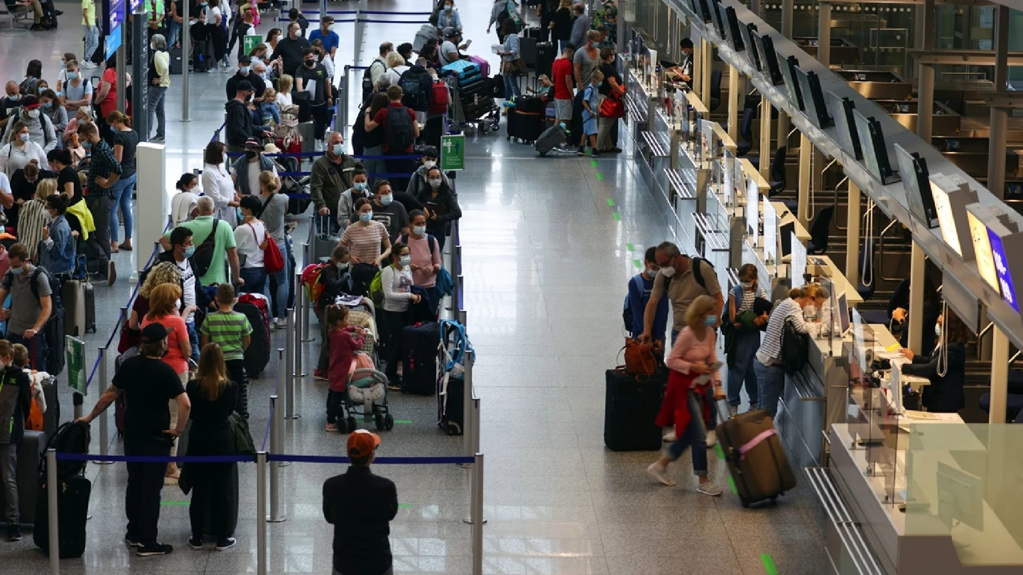 Omicron divides Europe over plan to simplify travel rules