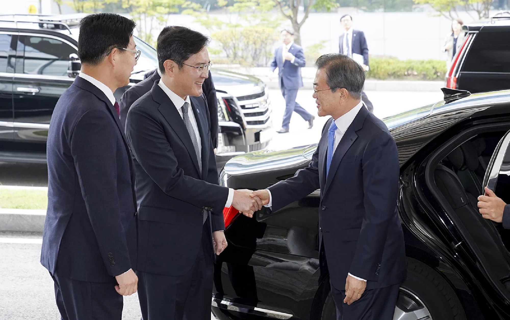 Moon Jae-in to meet with Samsung, LG chiefs to discuss youth employment