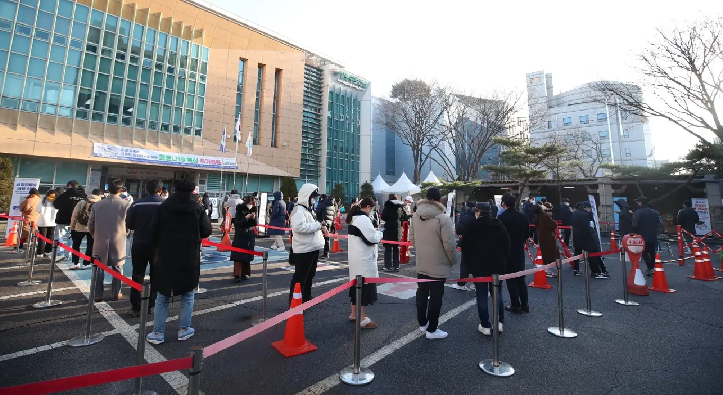 [South Korea] New COVID-19 cases spike to over 7,000, critical cases at fresh high