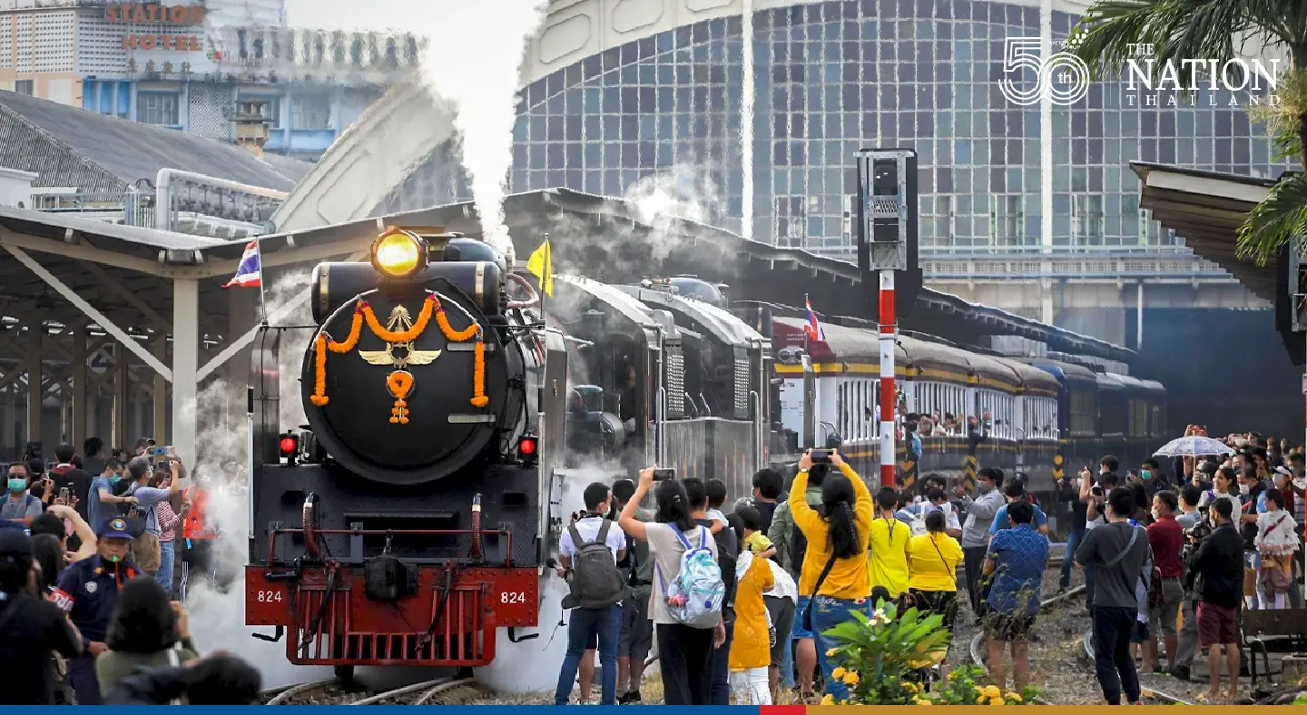 Bangkokians rush to capture Hua Lampong’s ‘last’ historic moment