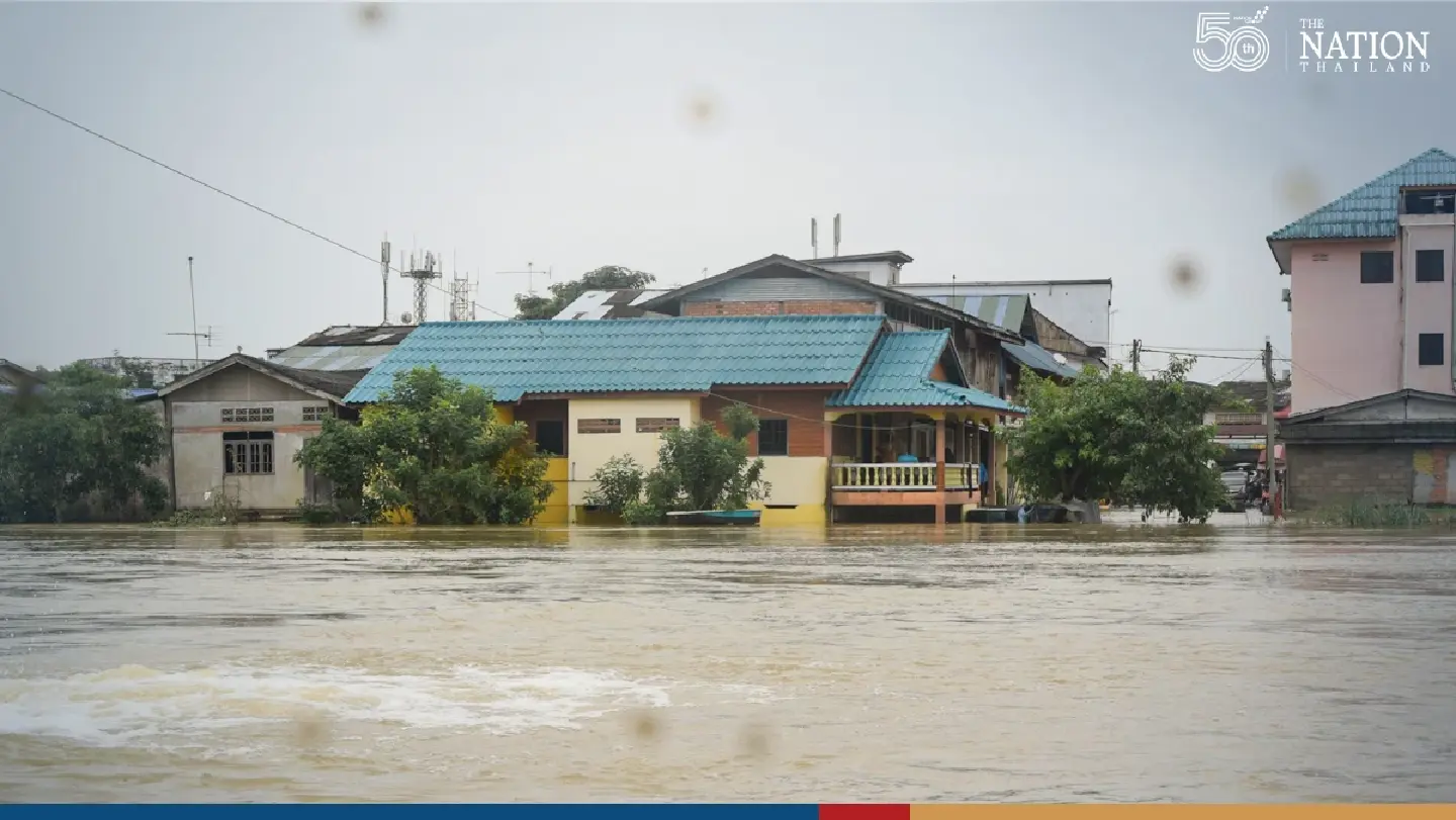 Sungai Kolok River breaks its banks, swamps district