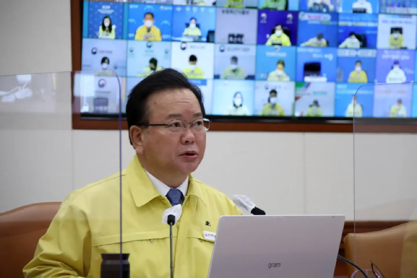 S. Korea to limit private gatherings to 6 in capital area, 8 elsewhere: PM S. Korea to limit private gatherings to 6 in capital area, 8 elsewhere: PM