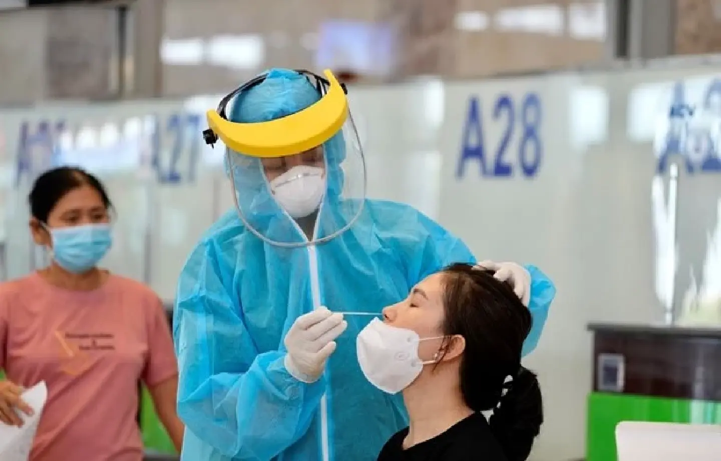 COVID-19 testing requirement scrapped for air travellers from HCM City, Cần Thơ