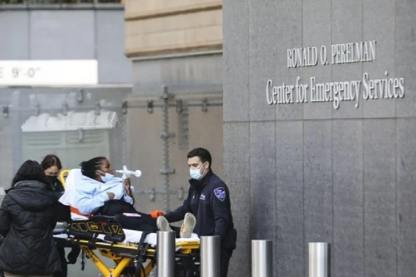 U.S. CDC shortens isolation time for COVID-infected health workers amid staff shortages U.S. CDC shortens isolation time for COVID-infected health workers amid staff shortages