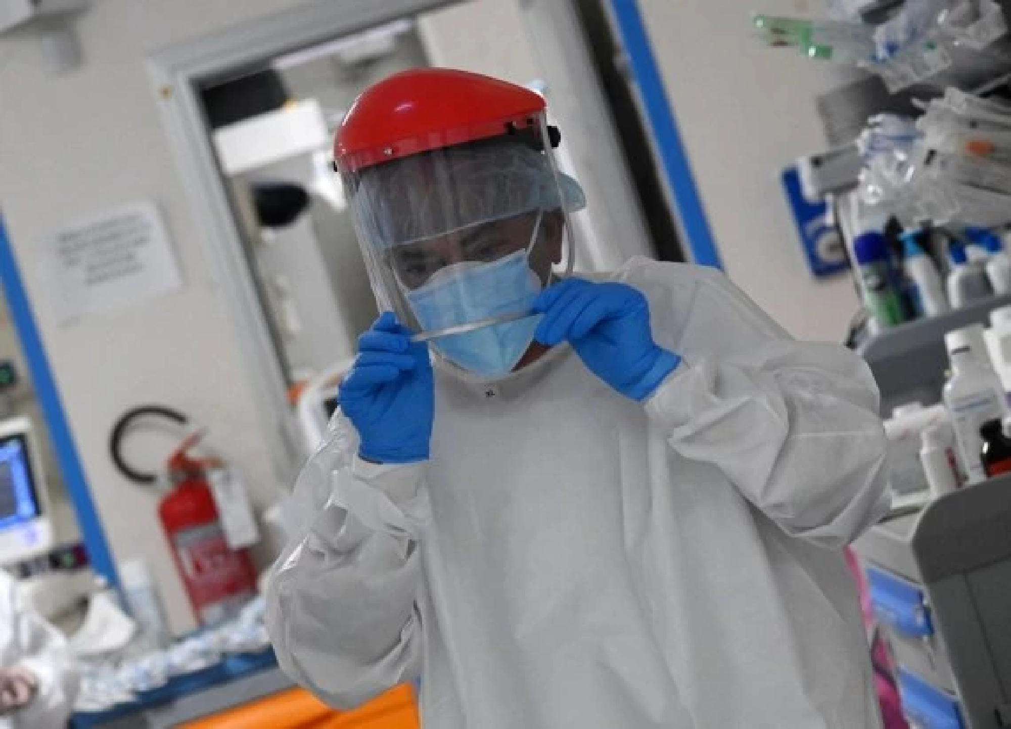 Italy tightens anti-virus rules for holiday season as Omicron cases mount