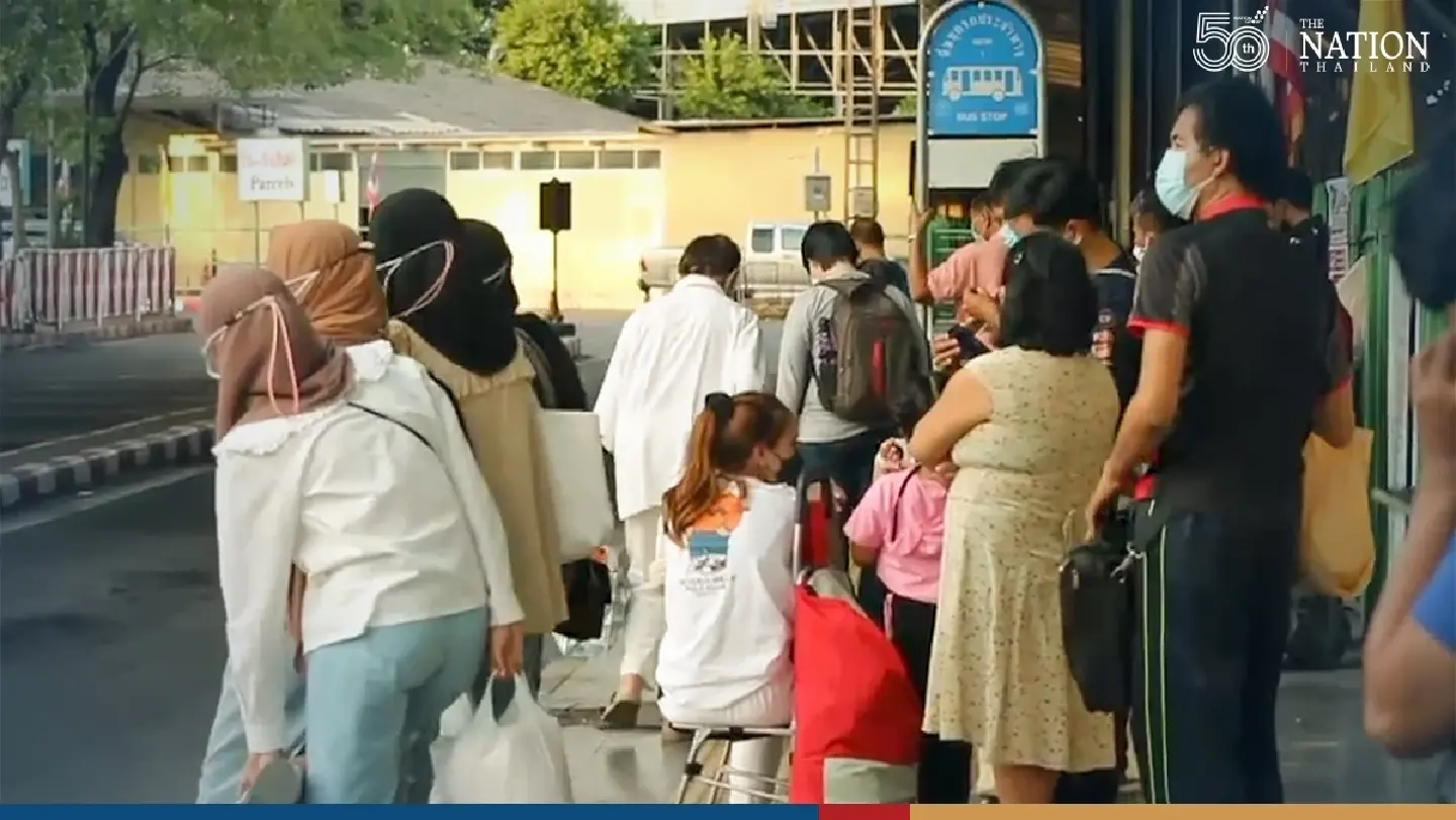 Great railway bazaar as Thais return to Bangkok after New Year