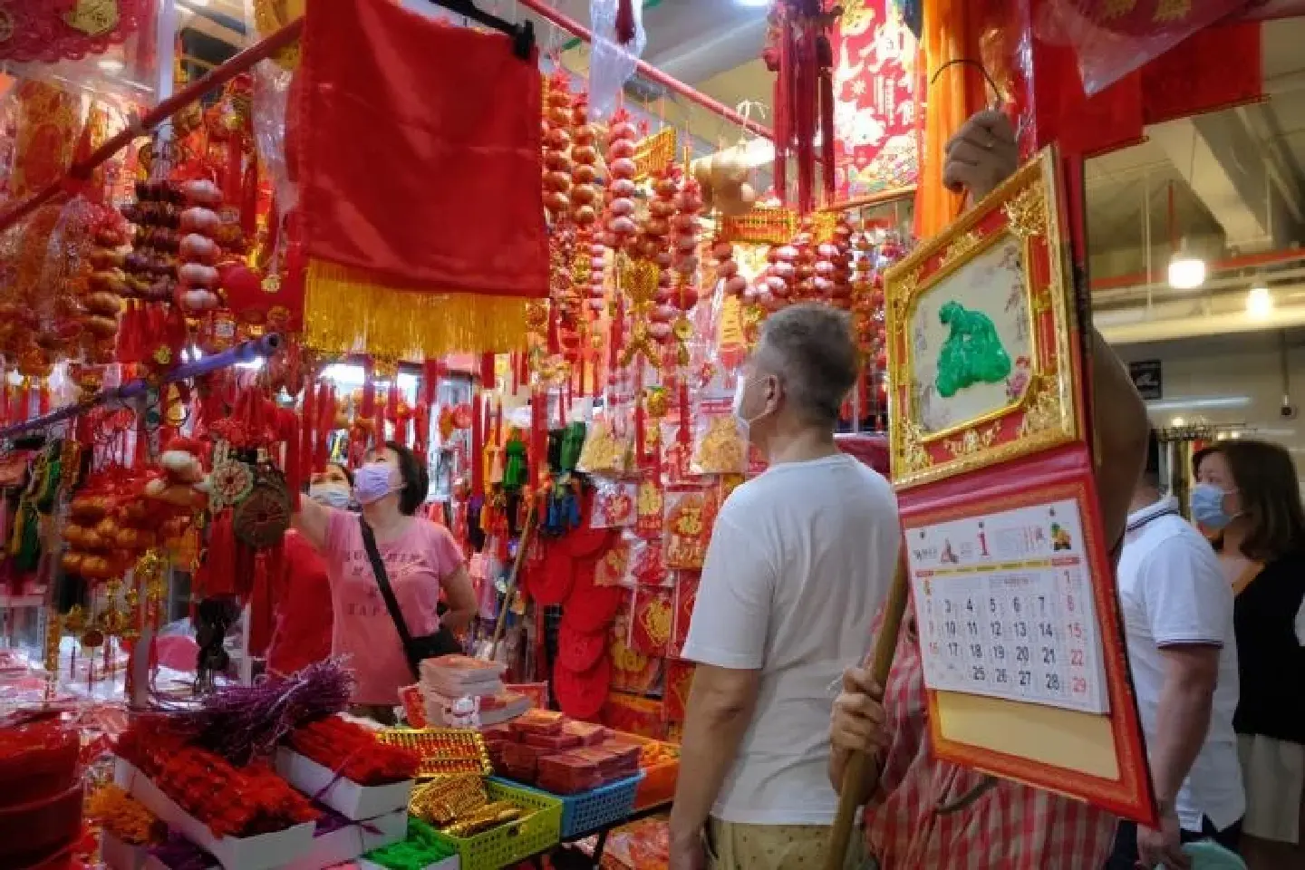 S’poreans going ahead with CNY plans despite Covid-19 surge, Chinatown businesses see boost in sales S’poreans going ahead with CNY plans despite Covid-19 surge, Chinatown businesses see boost in sales