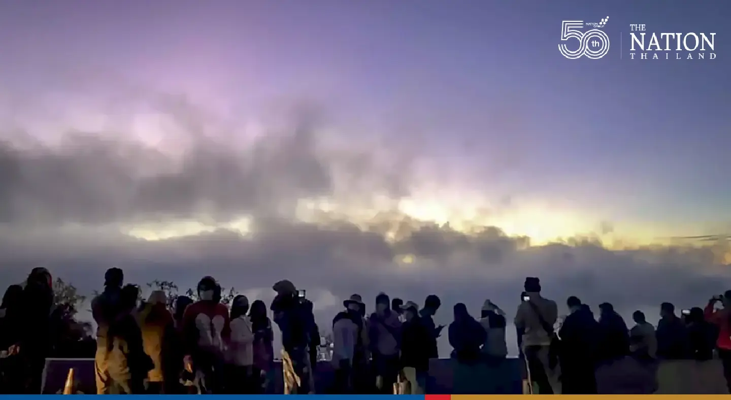 Thousands flock to Chiang Mai mountains to greet 2022s first sunrise