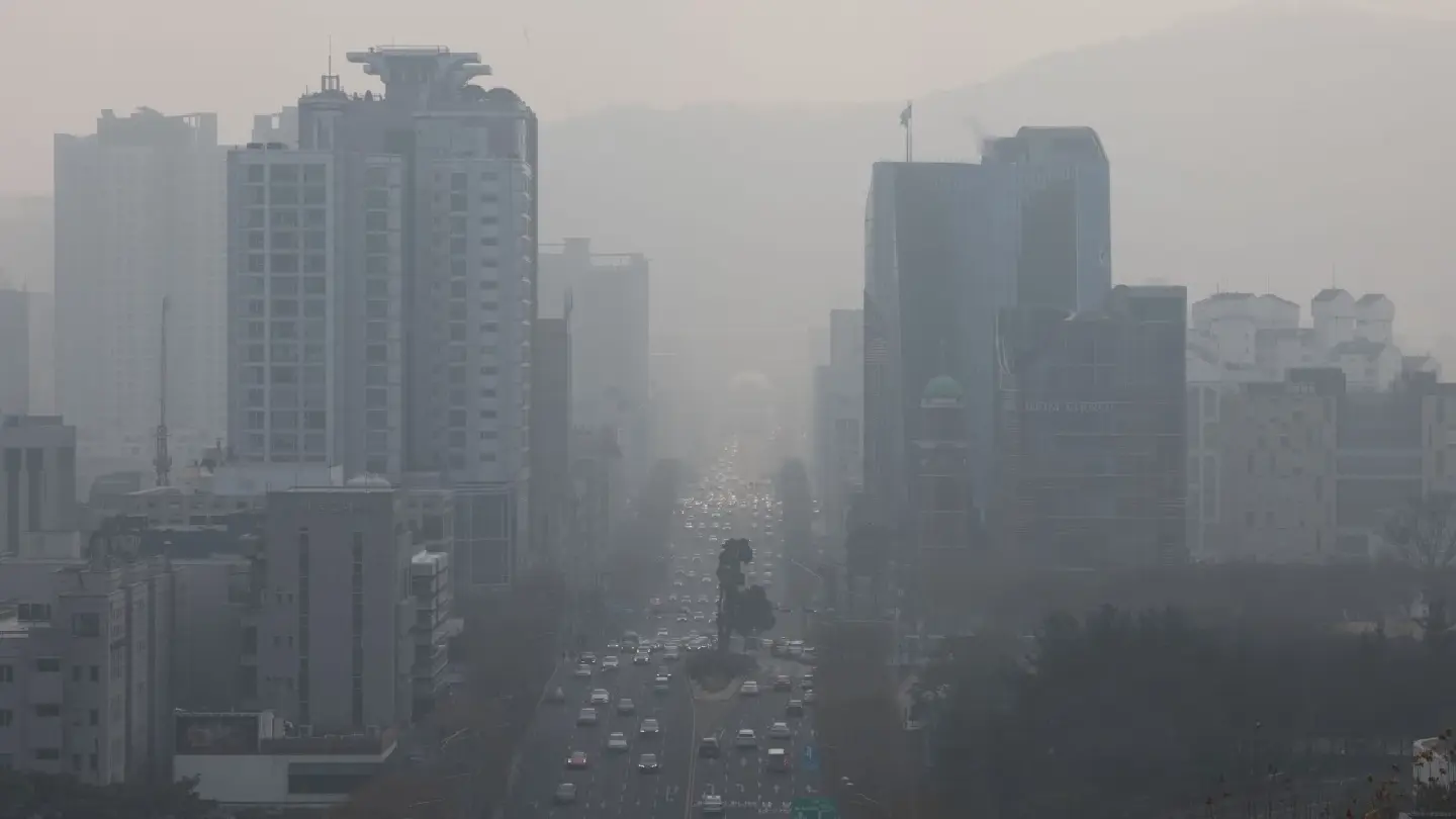 Korea covered by fine dust; special measures enforced Korea covered by fine dust; special measures enforced