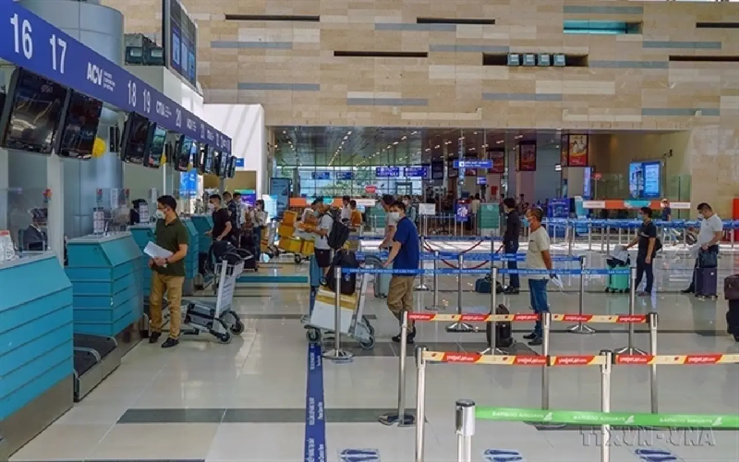 International flights reopen, good news for overseas Vietnamese International flights reopen, good news for overseas Vietnamese