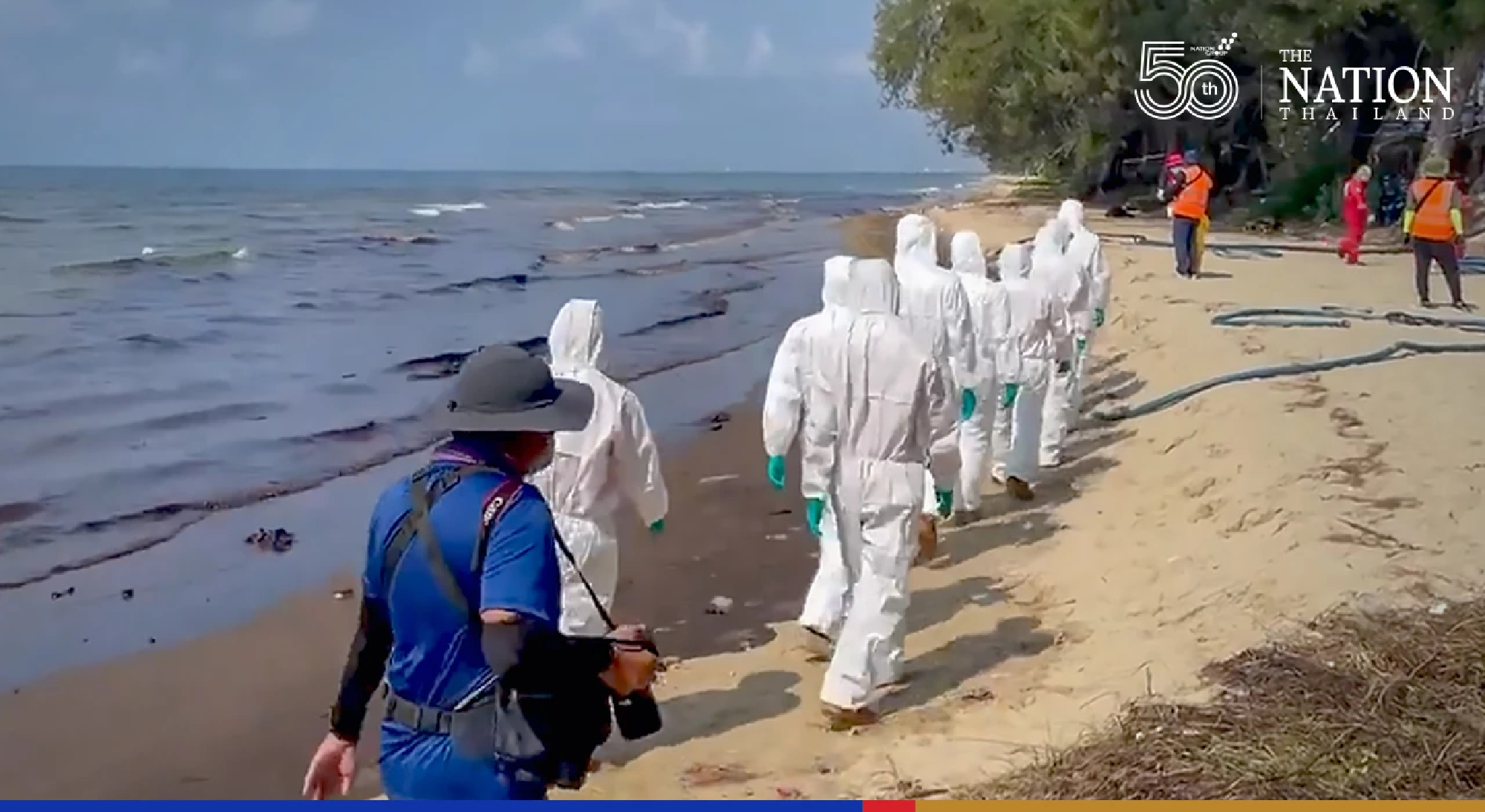 Oil-slicked Rayong beach closed as clean-up operation begins