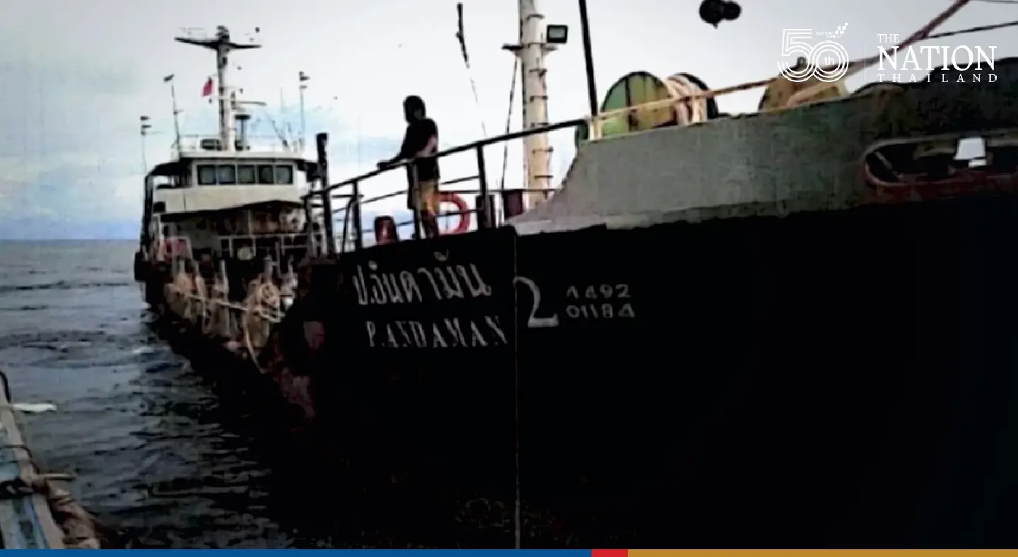 Navy works hard to contain oil spill from sunken tanker in Gulf of Thailand Navy works hard to contain oil spill from sunken tanker in Gulf of Thailand