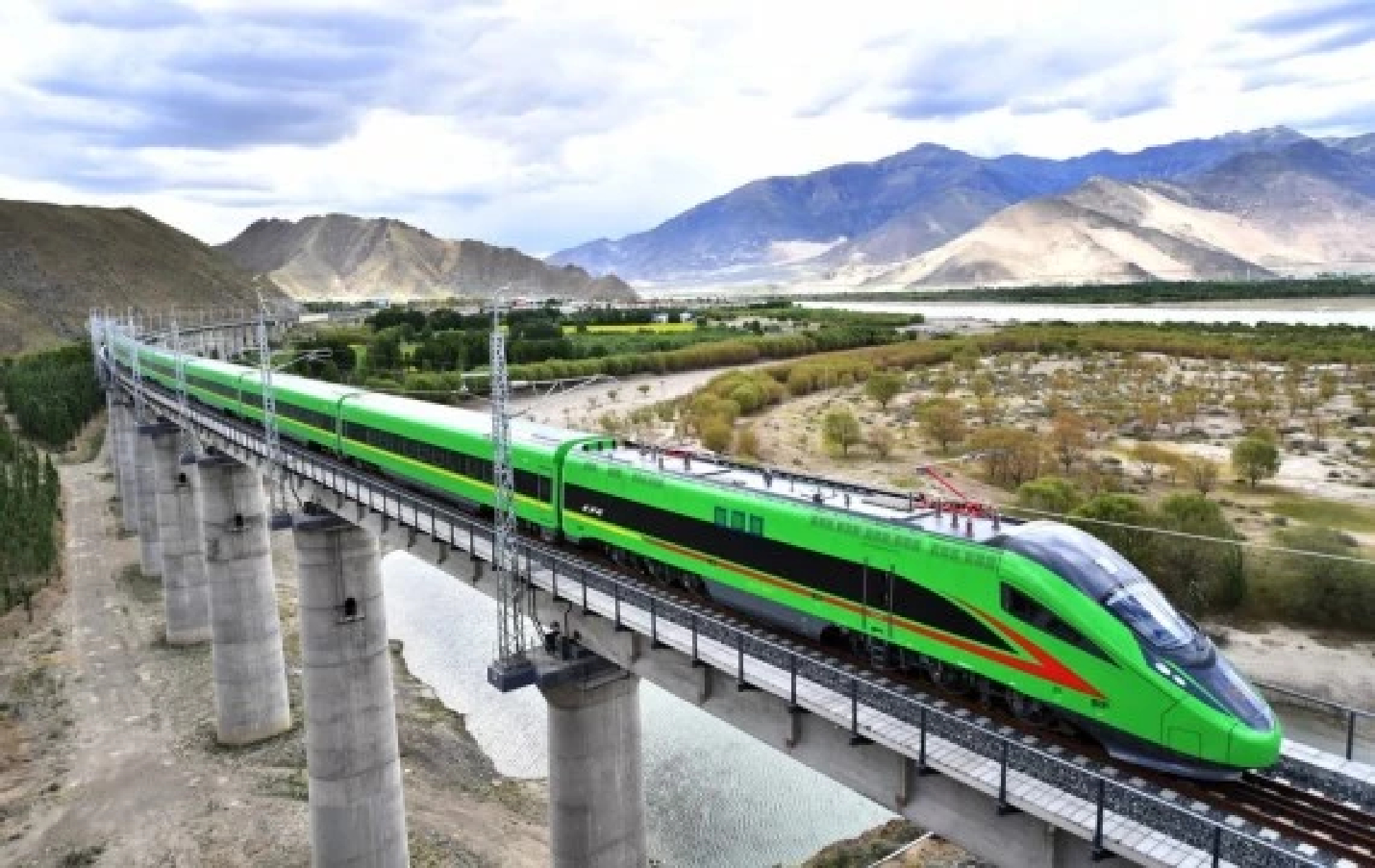 Tibetans board bullet trains, welcoming first day of Spring Festival travel rush
