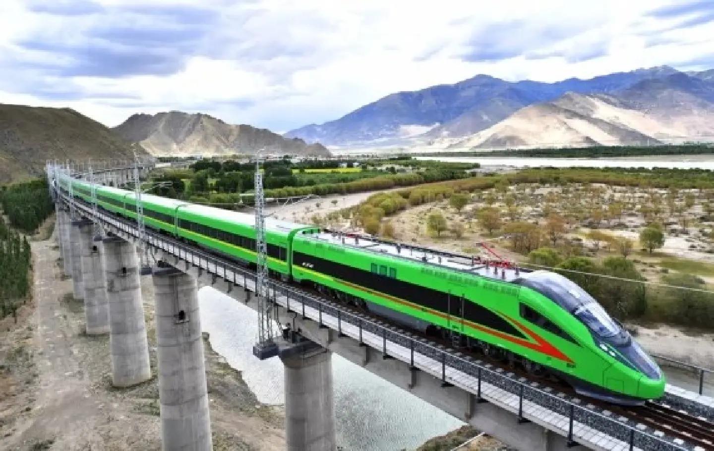 Tibetans board bullet trains, welcoming first day of Spring Festival travel rush