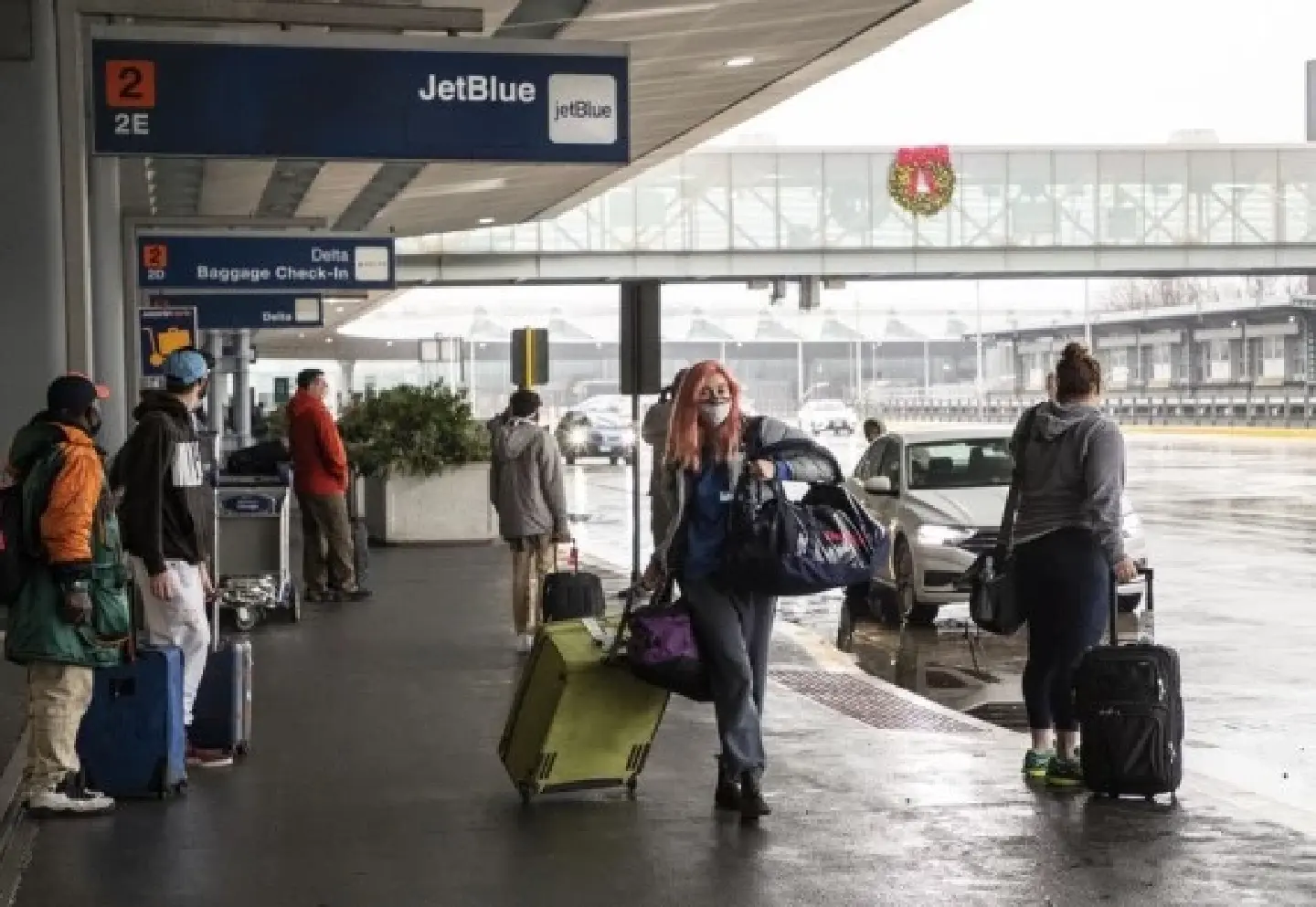 U.S. suffers from lasting flight chaos as Omicron causes airline staff shortage U.S. suffers from lasting flight chaos as Omicron causes airline staff shortage