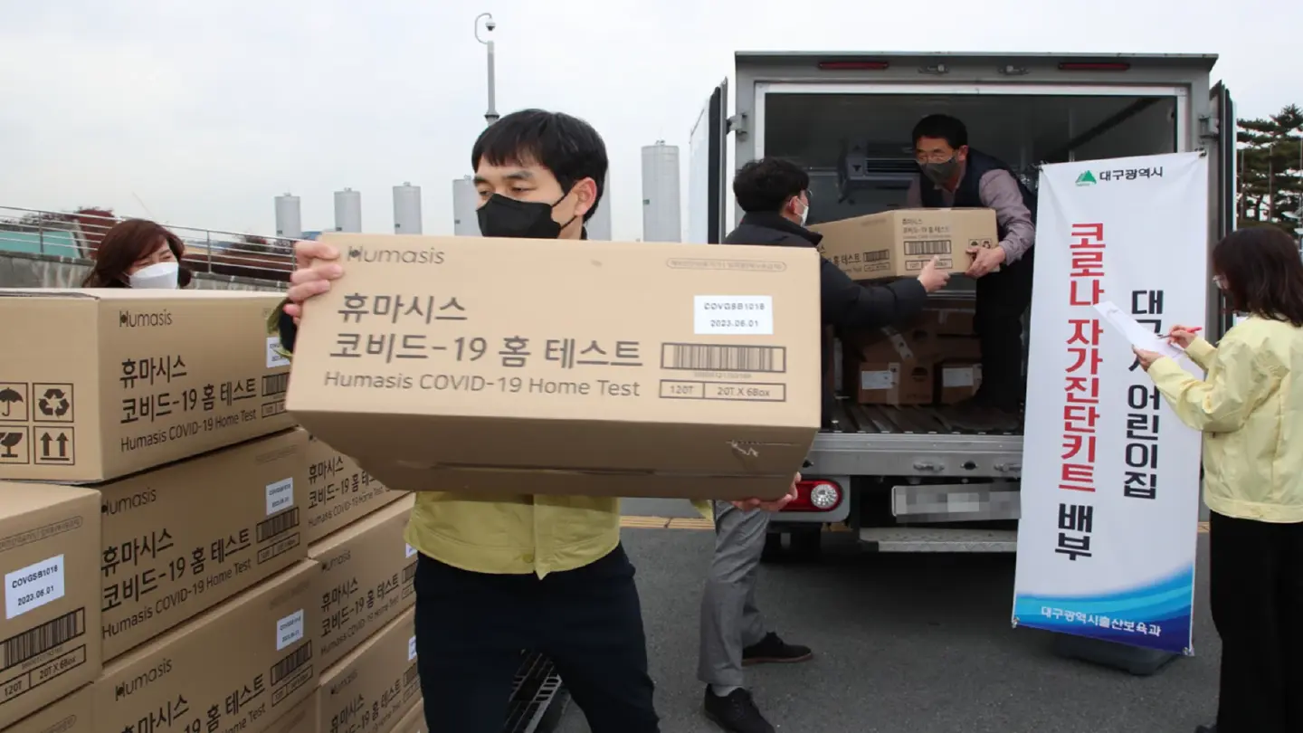 Facing omicron wave, Korea begins weighing who to test first Facing omicron wave, Korea begins weighing who to test first