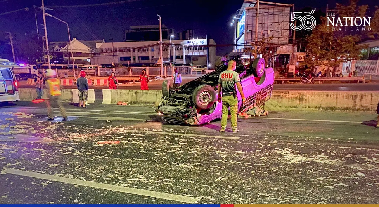Chicken-laden truck overturns on Vibhavadi Rangsit Road, causes traffic jam Chicken-laden truck overturns on Vibhavadi Rangsit Road, causes traffic jam