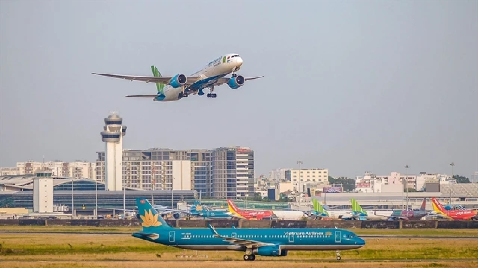 Việt Nam to scrap rapid COVID tests for arrivals on entry, increase commercial int'l flights