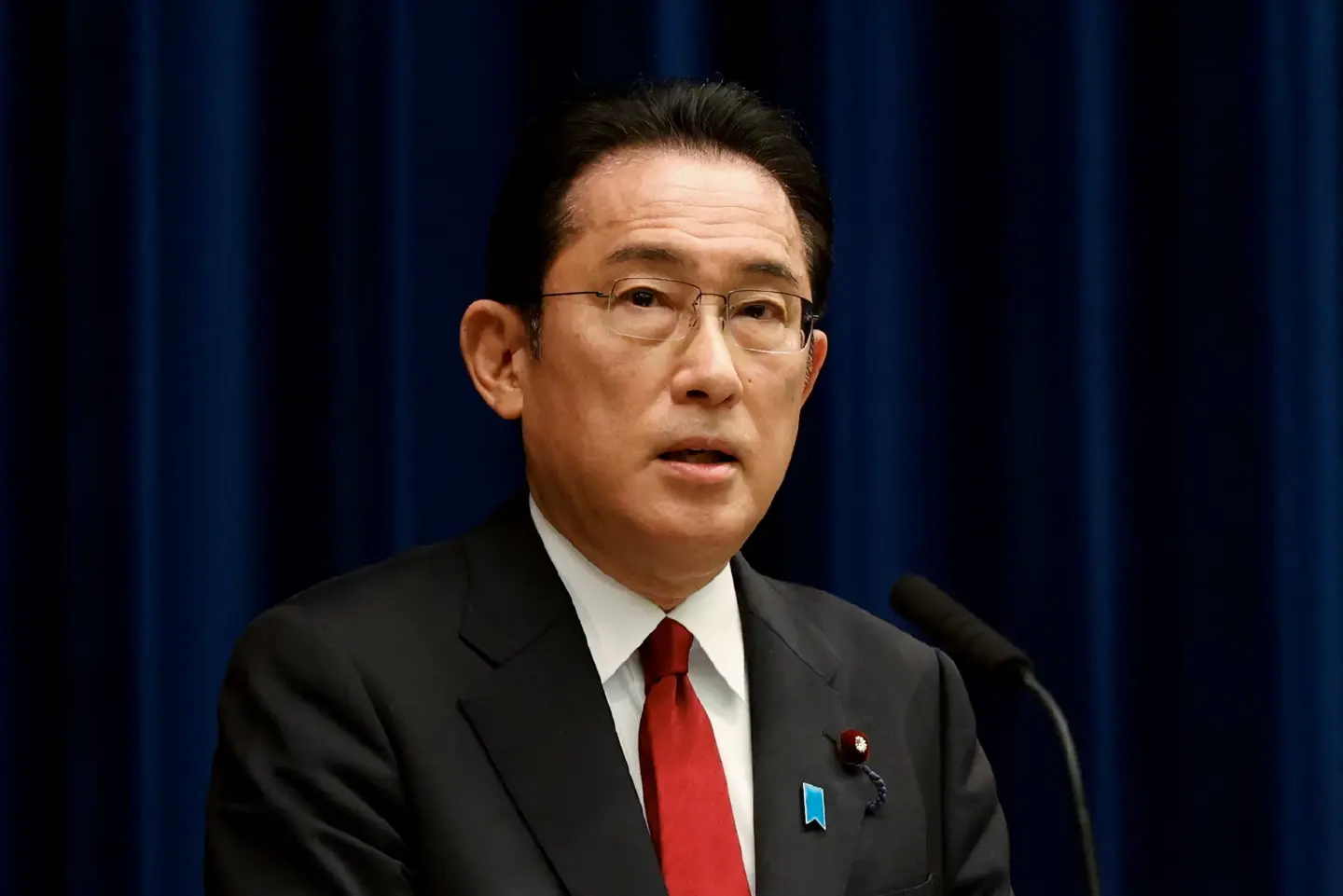 Japanese PM announces sanctions against Russia, bans trade with two separatist regions in Ukraine