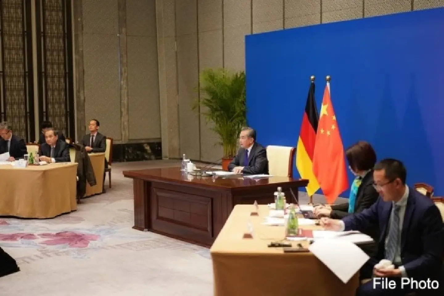 Chinese, German FMs hold phone talks over Ukrainian situation
