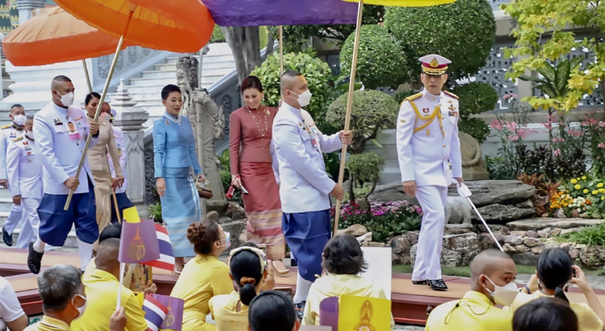 Their Majesties make merit on Makha Bucha Day