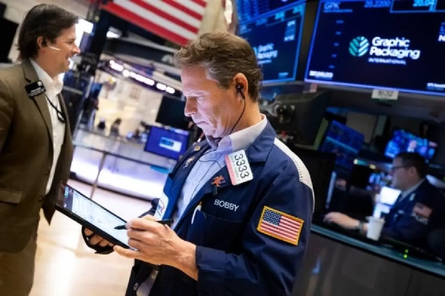 Dow tumbles over 460 points, S&P 500 falls deeper into correction