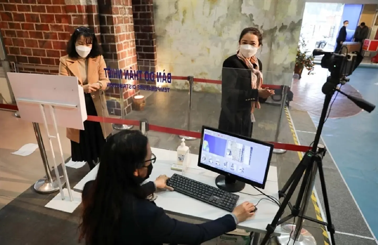 Hà Nội to focus on high risk groups in COVID battle, less on case numbers Hà Nội to focus on high risk groups in COVID battle, less on case numbers