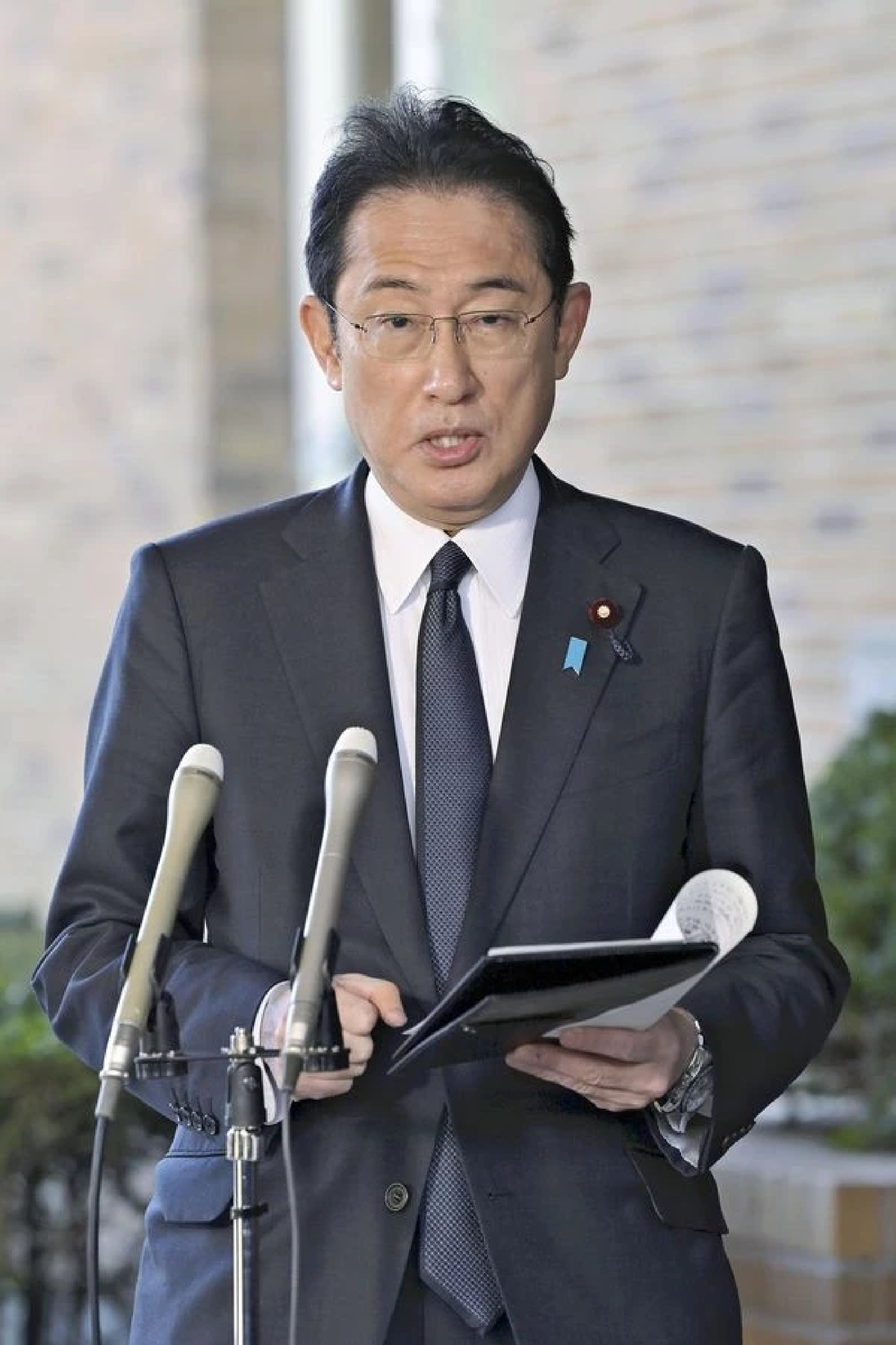 Japanese PM announces sanctions against Russia, bans trade with two separatist regions in Ukraine
