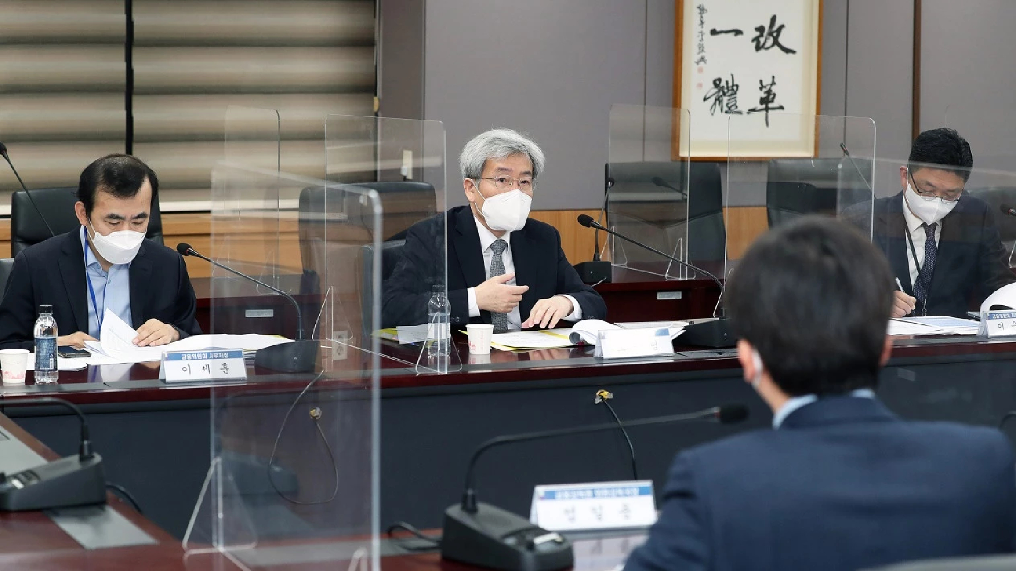 Market regulators, banks mull Ukraine contingencies