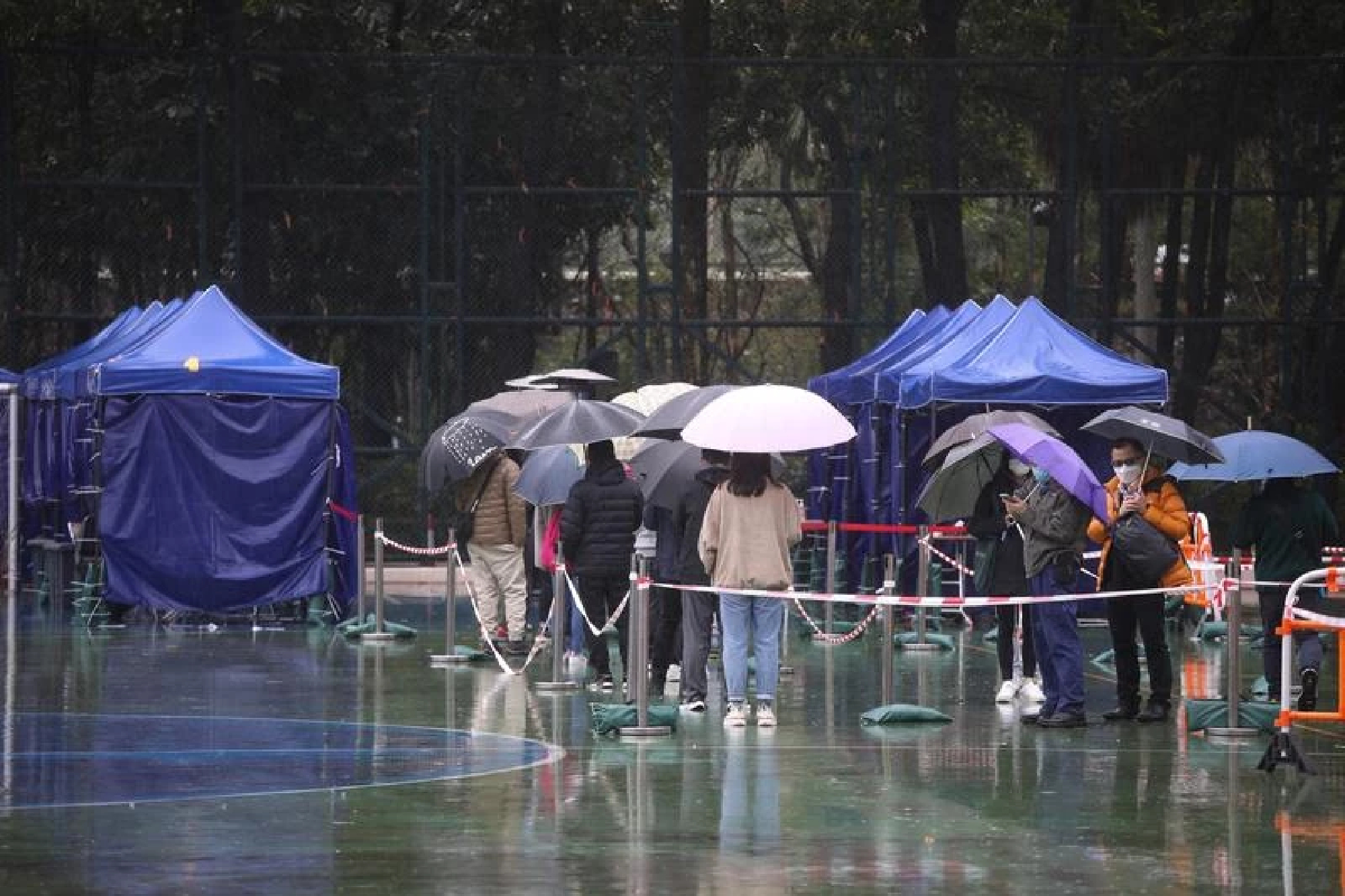 HK sees record 7,533 new cases; mainland experts extend stay