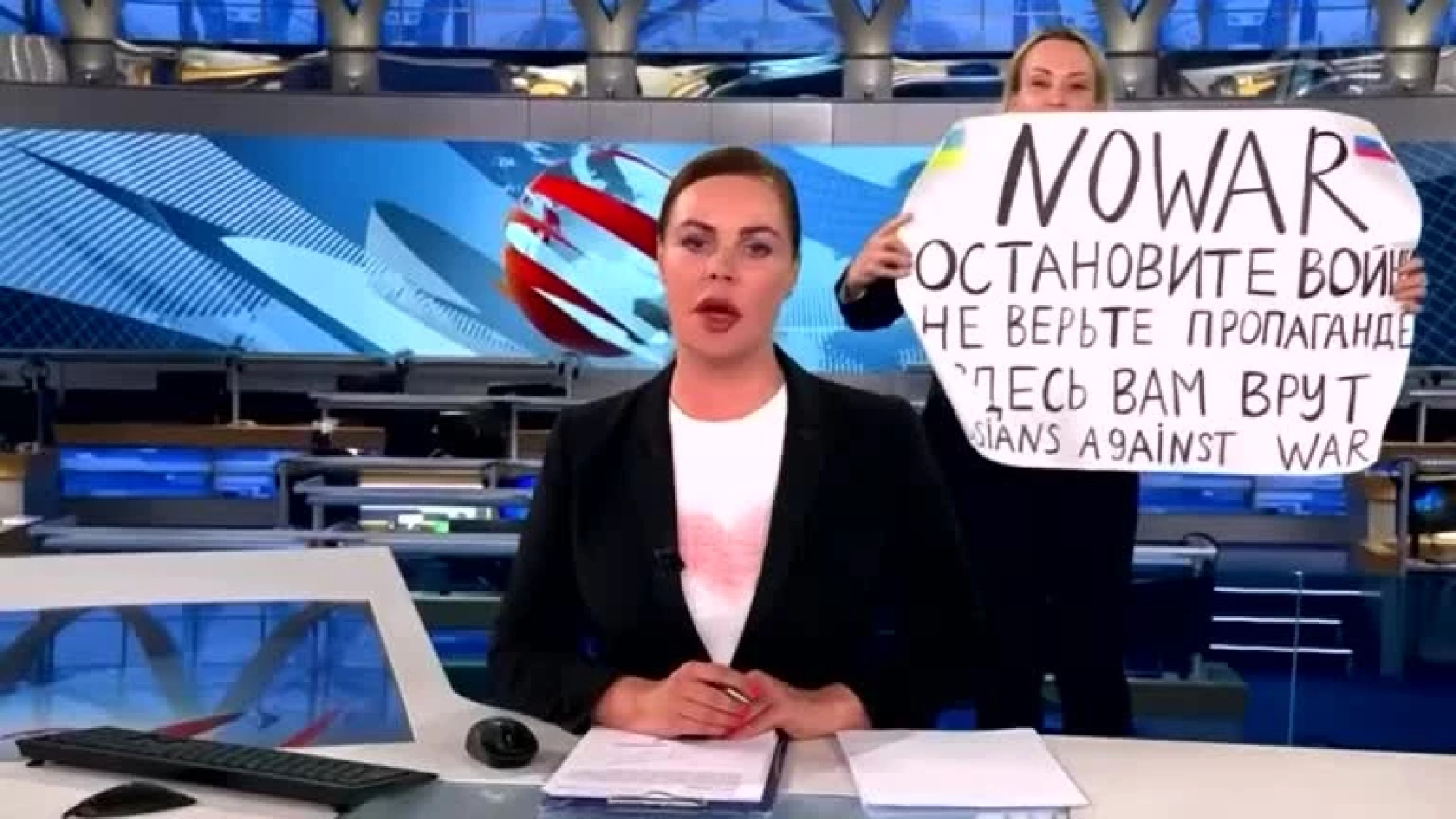 Anti-war protester in studio disrupts live Russian state TV news