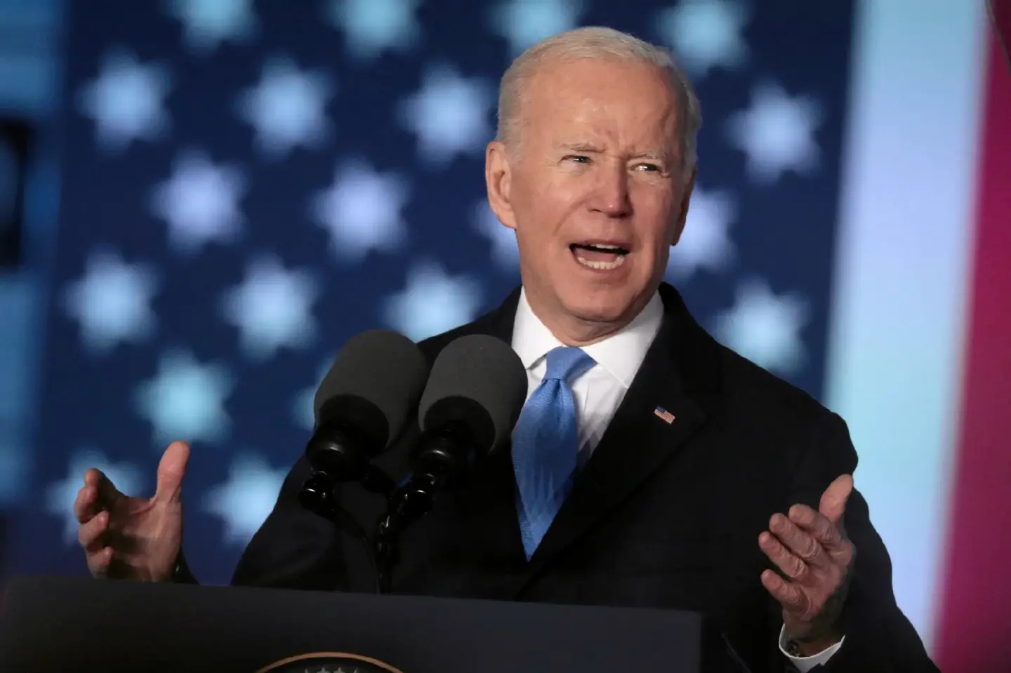 Biden tells crowd Putin cannot remain in power