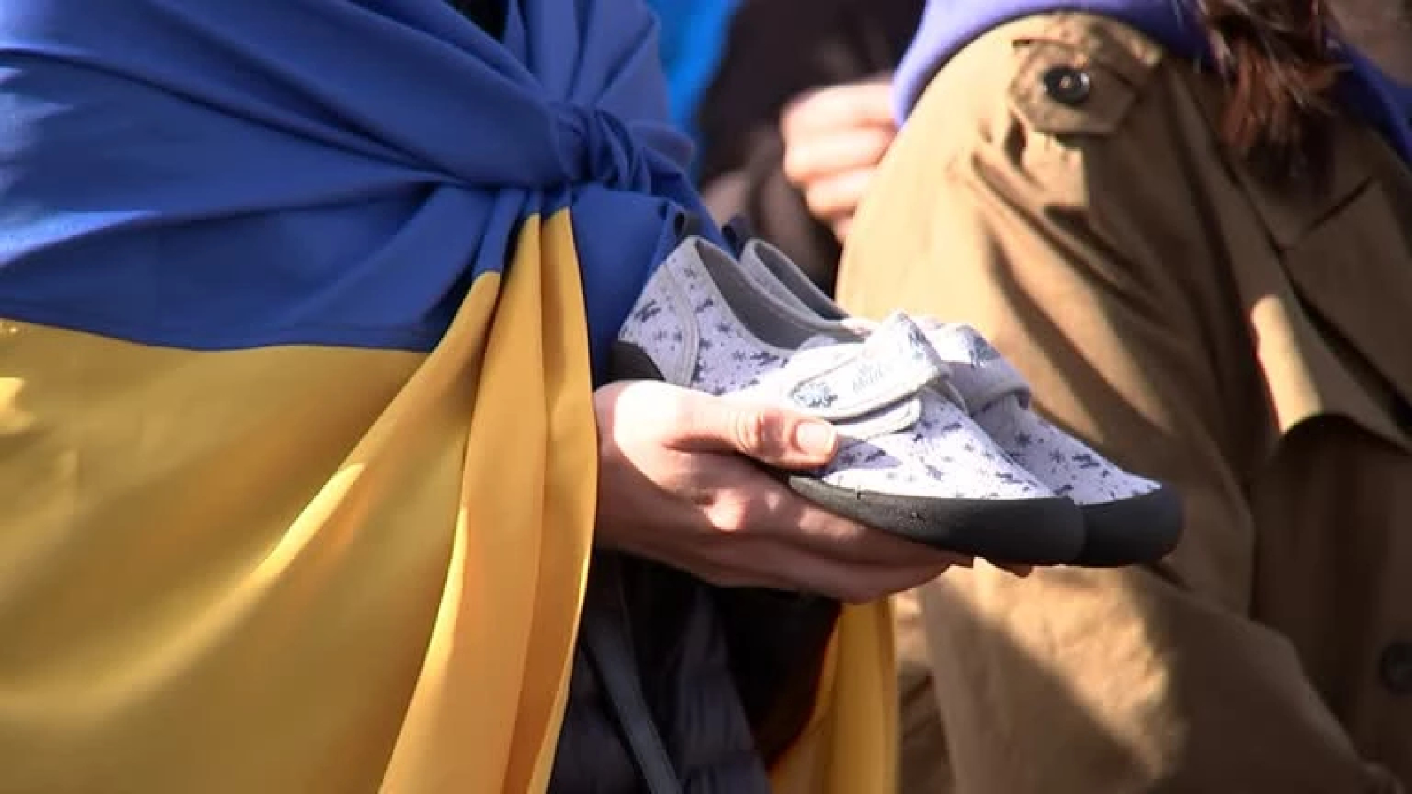 Disillusioned Ukrainians offer dead girl’s shoes to Scholz ‘to sell to Russia’