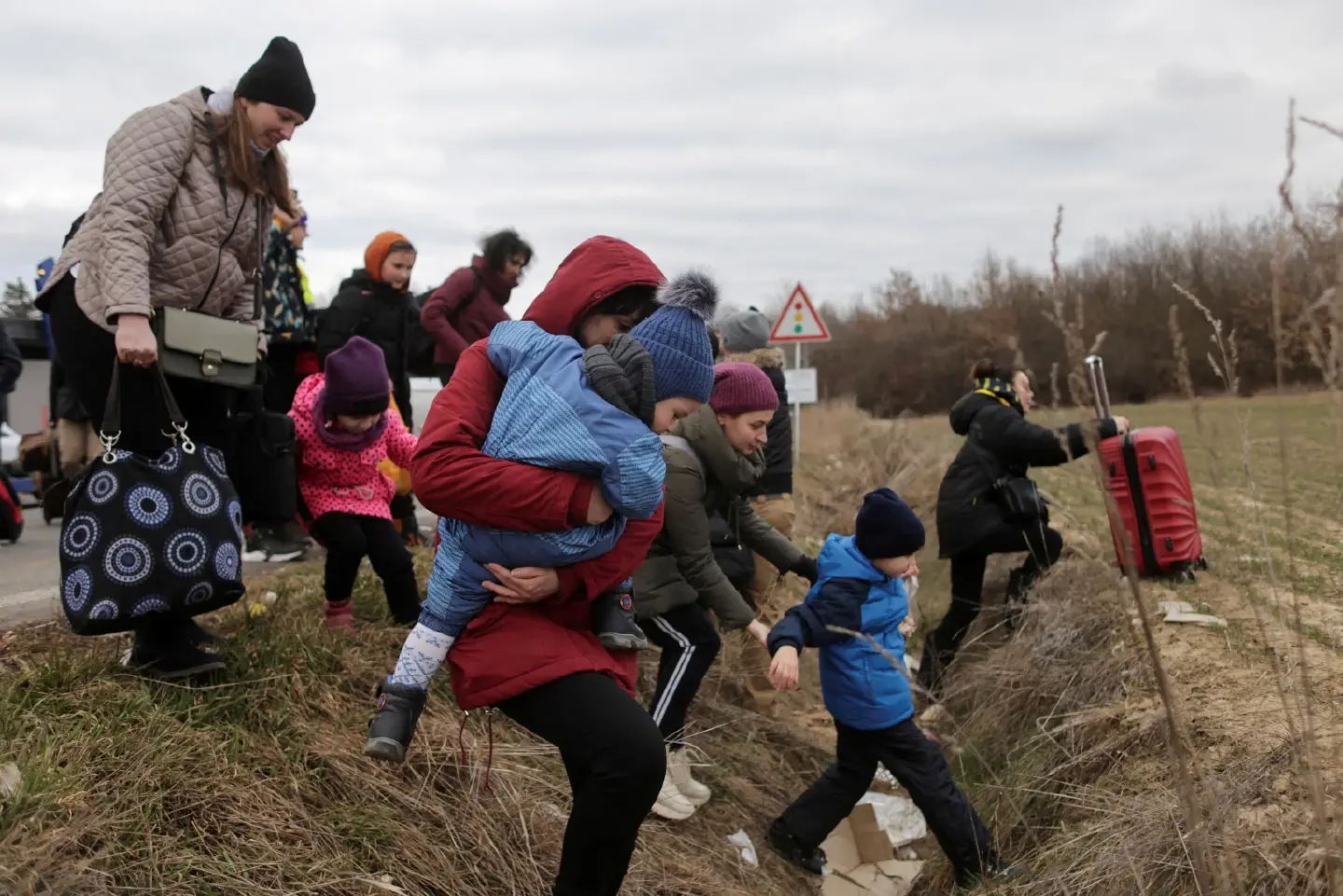 Evacuations via humanitarian corridors halted, Russia resumes attacks