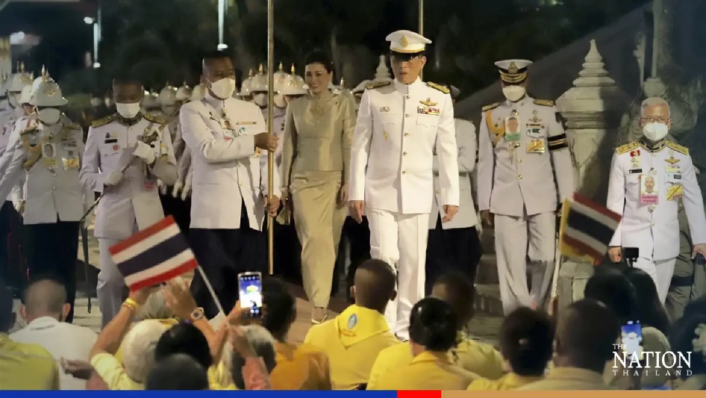 King and Queen attend Emerald Buddha change of attire ceremony