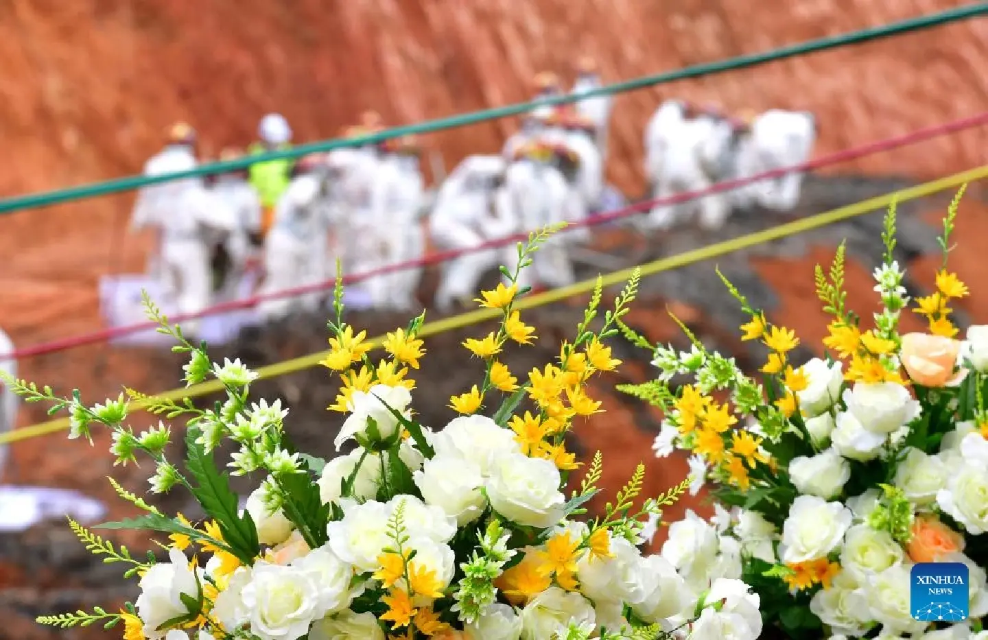 Xi mourns victims of plane crash Xi mourns victims of plane crash