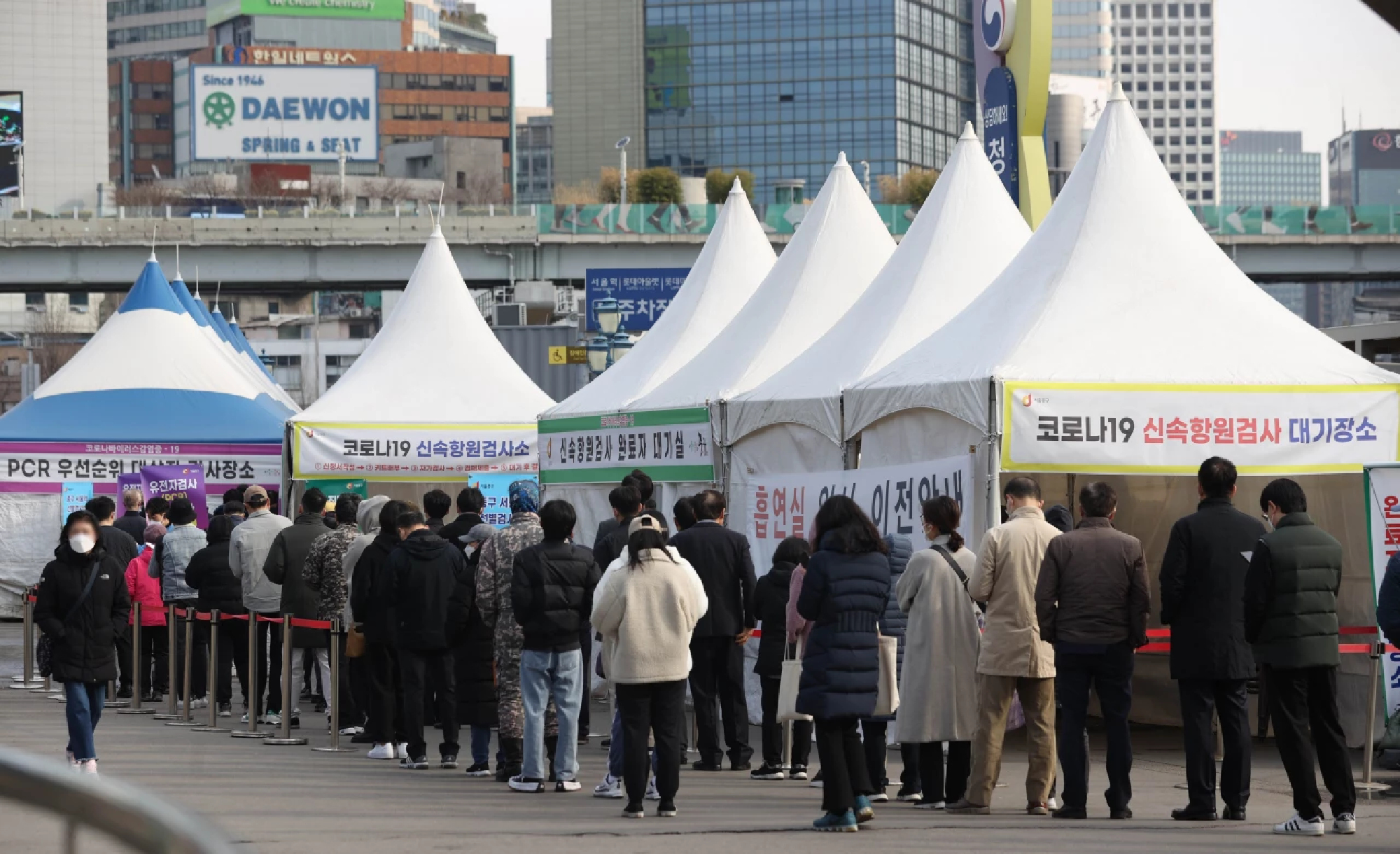 S. Korea's daily coronavirus cases spike to near 500,000; total caseload surpasses 10m