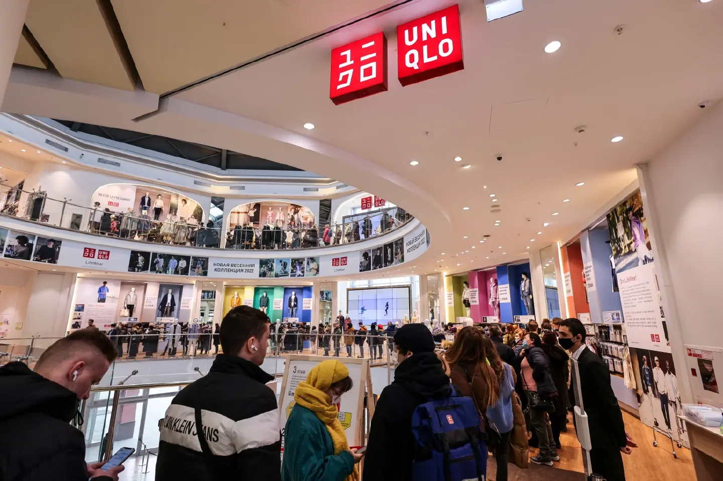 Russians reel amid salvo of economic sanctions Russians reel amid salvo of economic sanctions