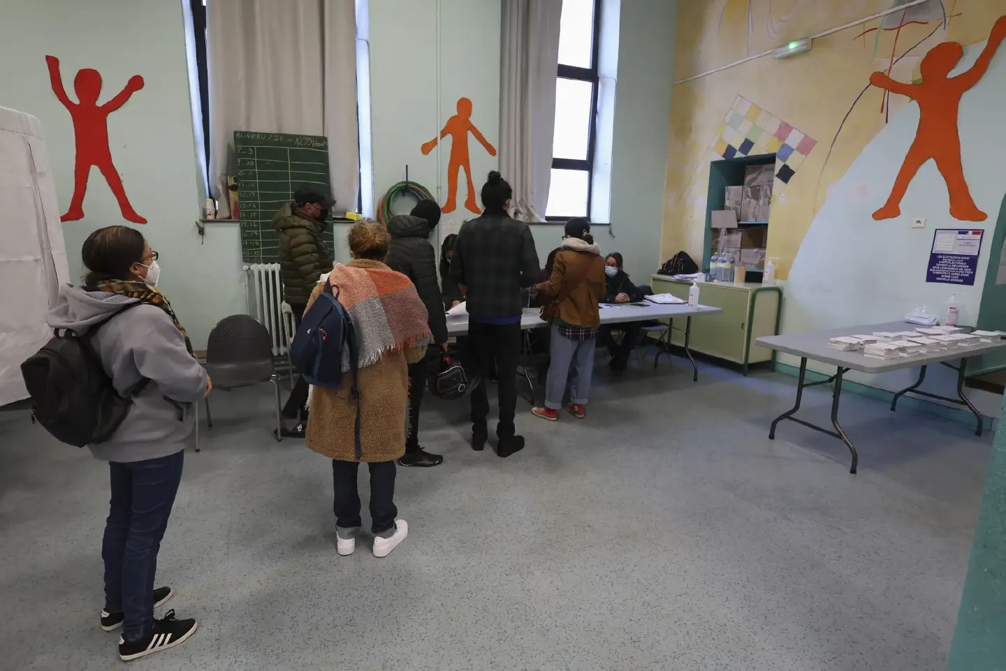 Voting starts in French presidential election's first round Voting starts in French presidential election's first round