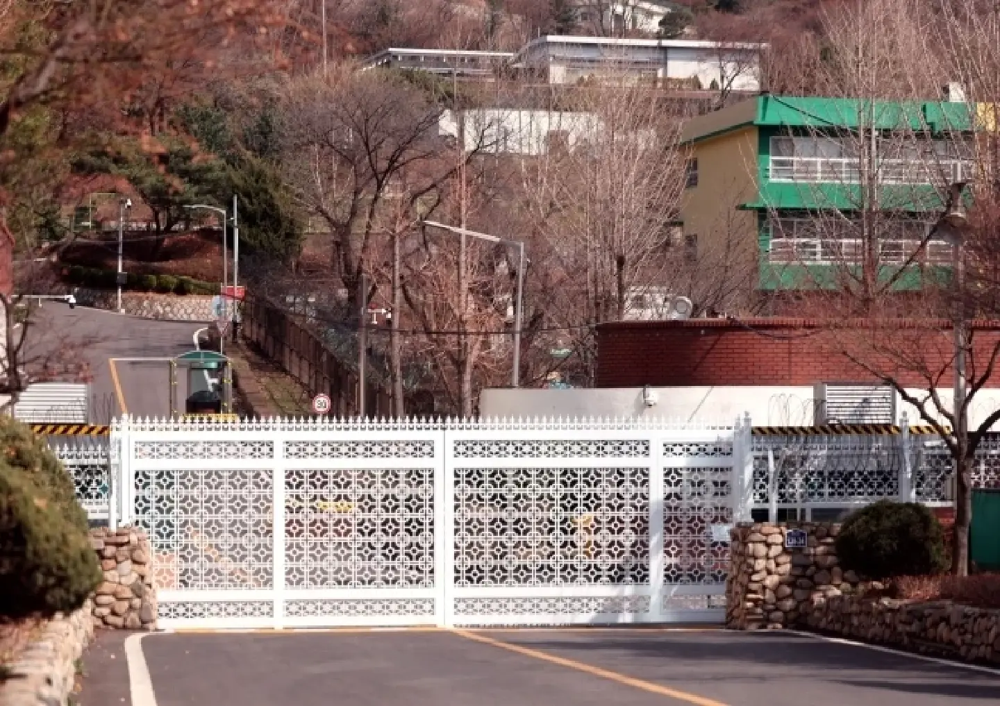 Yoon to commute to office from private home while official residence is renovated Yoon to commute to office from private home while official residence is renovated
