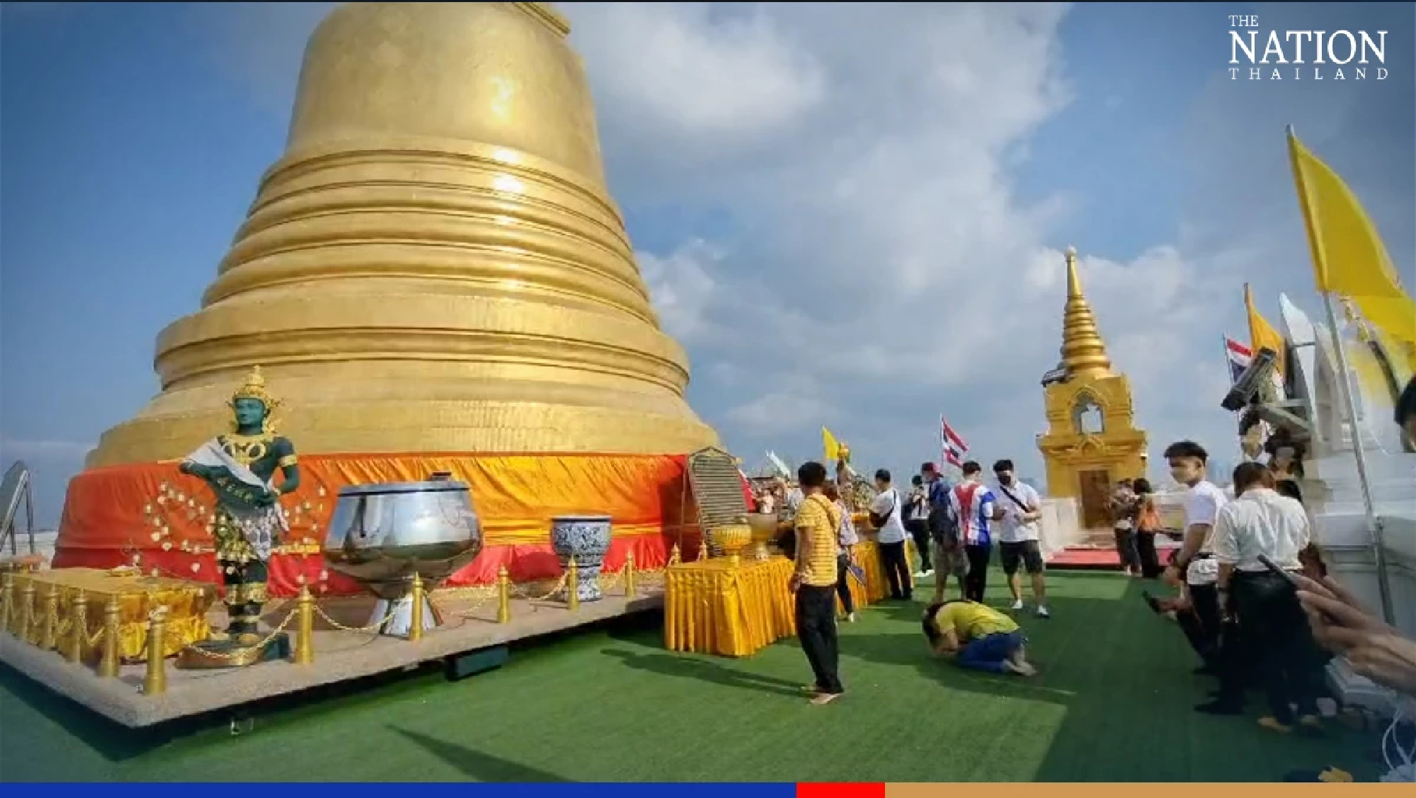 Thais, foreigners flocked to Bangkok’s Wat Saket to make merit