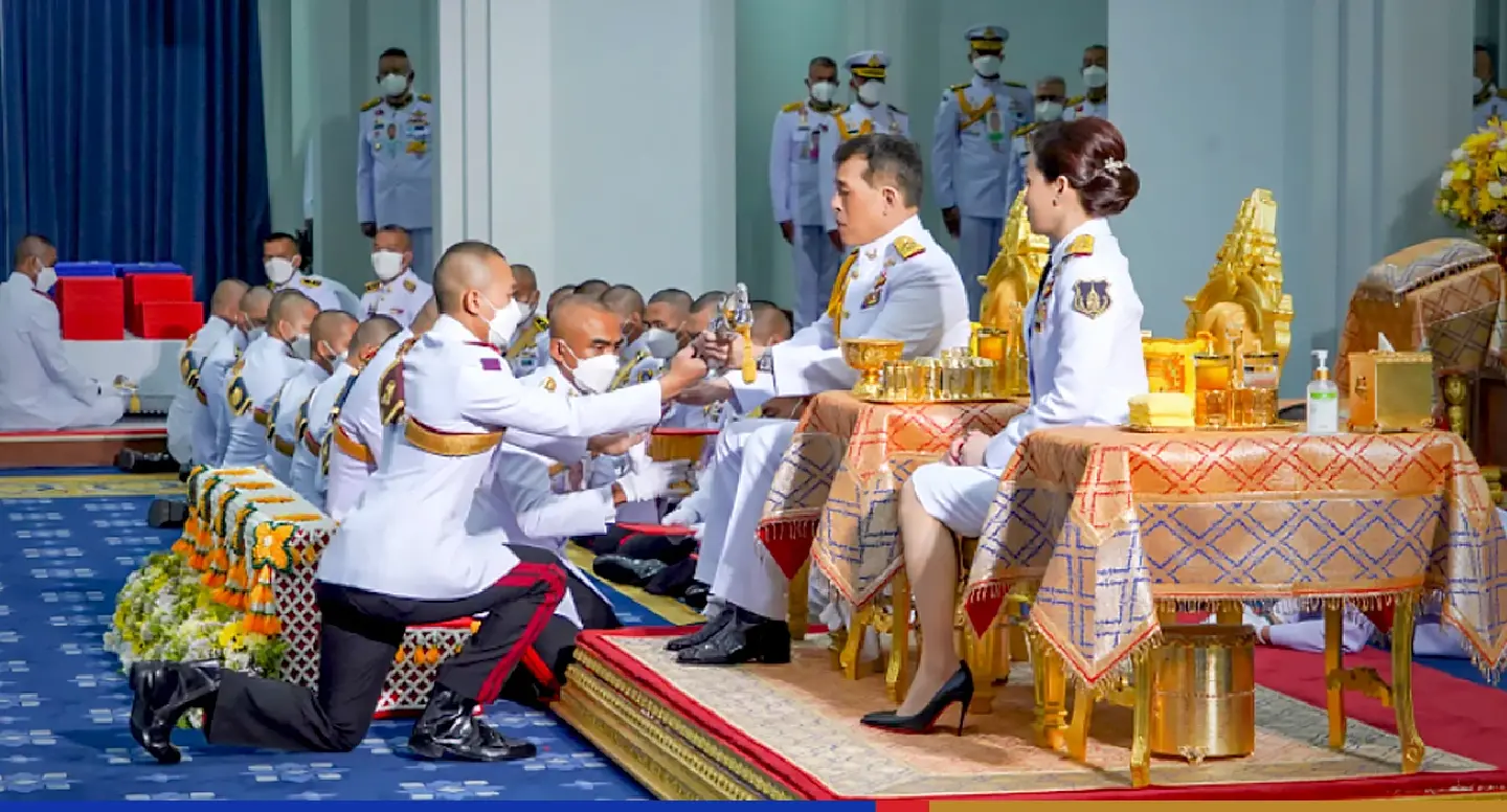 King, Queen grant diplomas to military graduates
