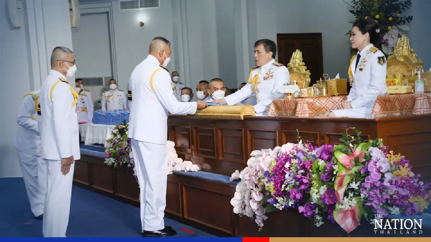 King and Queen grant diplomas to advanced military graduates