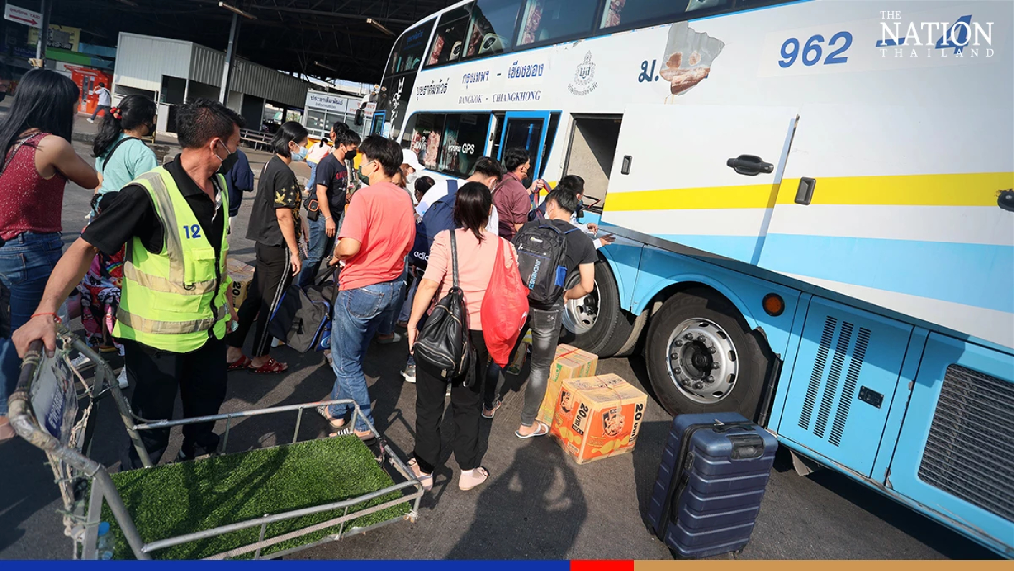 Bus terminals jam-packed as Bangkokians return from Songkran holidays