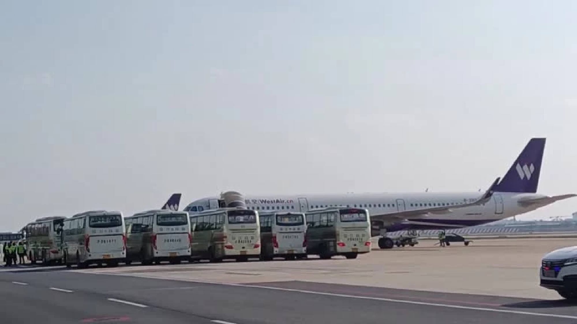 Thousands of medical workers nationwide rush to aid Shanghai in COVID-19 response